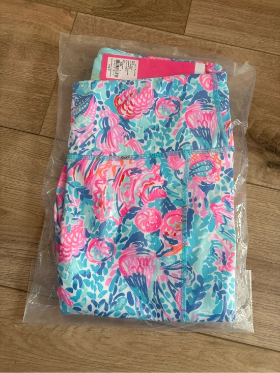 Lilly Pulitzer Pants - Lilly Pulitzer UPF 50+ Weekender High Rise Midi Leggings in print Treasure Trove